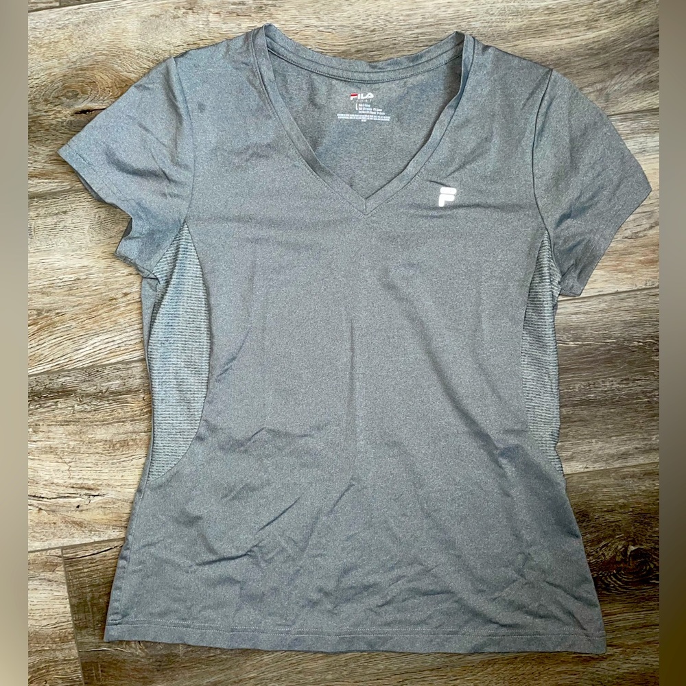 women’s gray fitted workout top